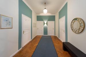 un pasillo con dos puertas blancas y una alfombra negra en Villa Thea Hotel am Rosengarten, en Bad Kissingen