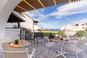 克罗托内Grenilù Sea的阳台上配有桌椅的露台