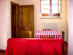 Il Borrino في Gavinana: طاولة عليها قماش طاولة حمراء وبيضاء