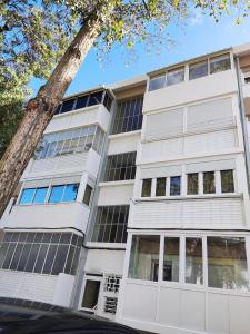 un immeuble d'appartements avec des fenêtres et un arbre dans l'établissement Apartment near Expo of Lisboa, à Lisbonne
