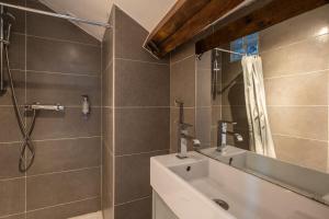 un baño con lavabo y ducha en Résidence Clignancourt, en París