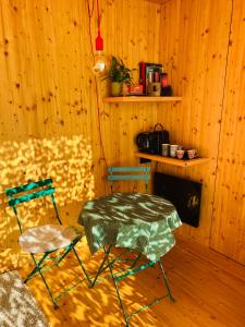 ユナヴィールにあるLuciz’の木製の壁の部屋(テーブル1台、椅子2脚付)