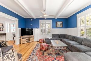 TV a/nebo společenská místnost v ubytování The Starling History and Charm Awaits + 45 fotografií