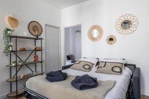- une chambre avec un grand lit et des oreillers dans l'établissement Sublime 2BR4p - Cannes Palais des Festivals, à Cannes
