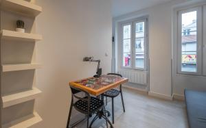 a small table in a room with two stools at Résidence Clignancourt in Paris