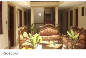 un soggiorno con divano e tavolo di Hotel Oasisa a Uyuni