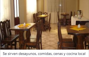 una sala da pranzo con tavoli e sedie in legno di Hotel Oasisa a Uyuni