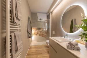 bagno con lavandino e specchio di Orti Manara Design Apartments a Verona