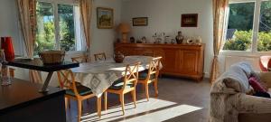 een keuken met een tafel en stoelen in een kamer bij Villa des Oliviers in Fontvieille