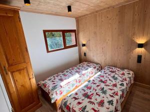 a bedroom with two beds in a room at Appartement Valloire, 2 pièces, 4 personnes - FR-1-263-189 in Valloire