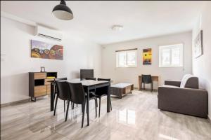 ein Esszimmer und ein Wohnzimmer mit einem Tisch und Stühlen in der Unterkunft F8-2 Room 2 single beds shared bathroom in shared Flat in Msida