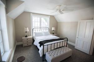 Restored Queen Anne Cottage tesisinde bir odada yatak veya yataklar