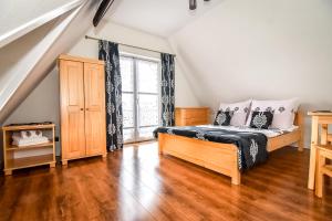 ein Schlafzimmer mit einem Bett und einem großen Fenster in der Unterkunft U Ireny in Zakopane + 170 Fotos