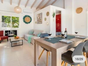 een eetkamer en woonkamer met een tafel en stoelen bij Villa Lumen in Calpe