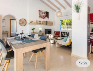 een eetkamer en woonkamer met een tafel en stoelen bij Villa Lumen in Calpe