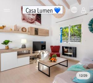 een woonkamer met een bank en een tafel bij Villa Lumen in Calpe