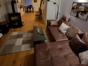 ein Wohnzimmer mit einem Sofa und einem Couchtisch in der Unterkunft Apartment Max in Loučná pod Klínovcem