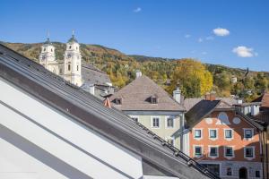 Blick auf eine Stadt vom Dach eines Gebäudes in der Unterkunft Iris Porsche Hotel & Restaurant in Mondsee