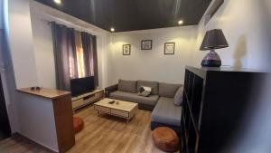 ein Wohnzimmer mit einem Sofa und einem TV in der Unterkunft Alger Draria f2 in Alger