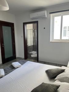 Un pat sau paturi într-o cameră la F9-1 Double room with private bathroom in shared Flat