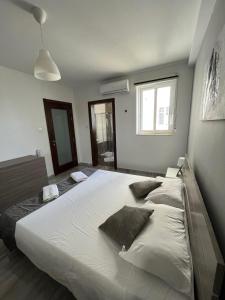 Un pat sau paturi într-o cameră la F9-1 Double room with private bathroom in shared Flat