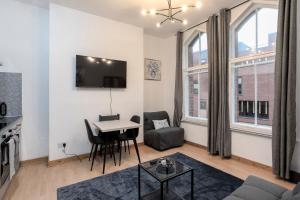 uma sala de estar com uma mesa e um sofá em Oxford Row Apartments, Leeds City Centre em Leeds