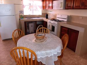 Gallery image of JGs Tropical Apartments in Crown Point