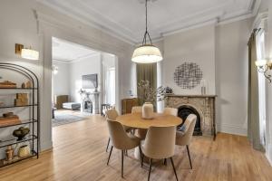 Posezení v ubytování Spacious Second Empire Suite at the Platt Mansion