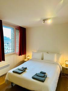 een slaapkamer met een bed met twee handdoeken erop bij Urbanstay Suites Grand Place Luxury Apartment in Brussel