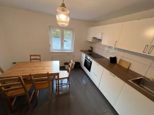 a kitchen and dining room with a wooden table and chairs at L8 Street Monteurwohnung - Mönsheim in Mönsheim