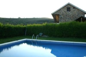 The swimming pool at or close to Alojamiento en entorno rural Los Trobos