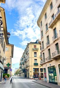 una calle de la ciudad con edificios al lado de la carretera en T2 Hyper centre 3 étoiles Rue du Casino, en Aix-les-Bains