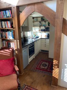 Gallery image of Stable Cottage in Dorking