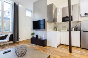 パリにあるAmazing apartment- Eiffel TowerConventionのキッチン、リビングルーム(白いキャビネット付)
