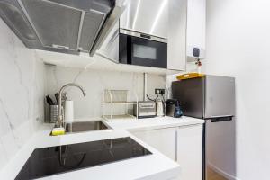 パリにあるAmazing apartment- Eiffel TowerConventionの小さなキッチン(シンク、冷蔵庫付)