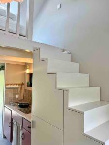een keuken met een witte trap in een huis bij Duynbossie in Schoorl