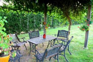 A garden outside Alojamiento en entorno rural Los Trobos