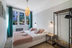 un dormitorio con una cama con dos animales de peluche en Brand new flat for 8 people, 3 bedrooms, en París