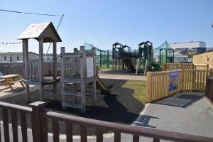um parque com parque infantil com escorrega em 32 Bayview Oceans Edge em Morecambe
