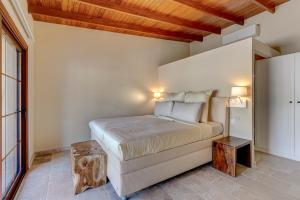 1 dormitorio con 1 cama con techo de madera en Casa Waldeck en Jardines del Duque, en Adeje