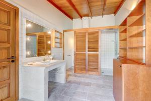 a bathroom with a sink and a shower at Casa Waldeck en Jardines del Duque in Adeje