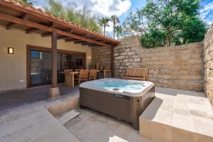 een hot tub op de patio van een huis bij Casa Waldeck en Jardines del Duque in Adeje