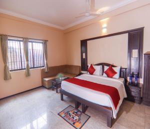 Postel nebo postele na pokoji v ubytování Hotel Vinayaga Excellenciy Tiruppur