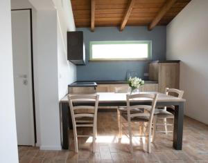 a kitchen with a table and chairs in a room at Depandace Lavanda in Castignano