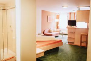 a hotel room with a bed and a bathroom at Köhlers Krone in Ehingen