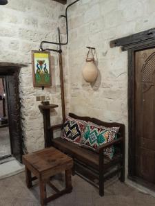 um quarto com um sofá, uma mesa e um candeeiro em نزل كوفان التراثي Koofan Heritage Lodge em Salalah