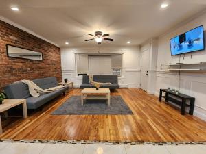 sala de estar con pared de ladrillo en Stylish 3 bed, minutes to NYC!, en Jersey City