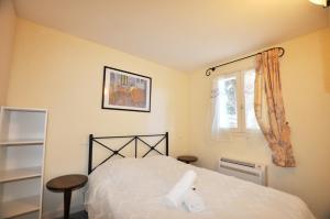 a bedroom with a bed and a window at Marina, île des pécheurs - Accès Piscine et Spa in Le Barcarès