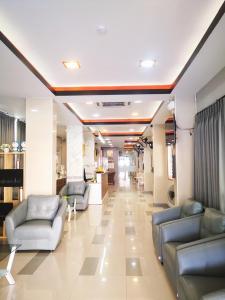 a lobby with couches and chairs in a hospital at เสาวลักษณ์ เรสซิเด้นท์ in Khon Kaen