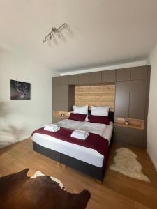 - une chambre avec un grand lit dans l'établissement Gasthaus zur Post, à Breitbrunn am Chiemsee